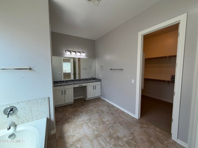 Building Photo - 2417 E Iris Dr