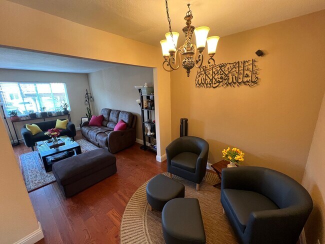 Building Photo - Stunning Pleasanton Vintage Terrace Townhouse! 2 bedrooms and 1.5 bathrooms! Sharp upgrades throu...