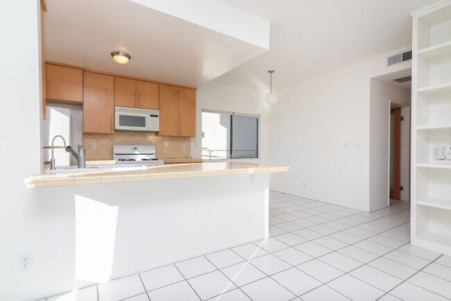 Building Photo - Prime Venice 1Bed/1Bath Condo! Don't Miss Out!