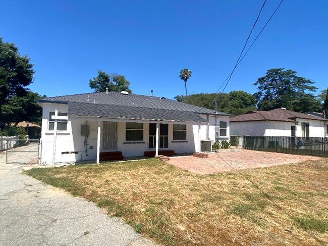 Building Photo - 8920 Darby Ave