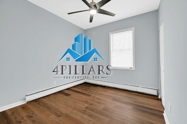 Building Photo - "Charming 2-Bedroom Haven in East Chicago - Spacious 750 Sq Ft Gem!"