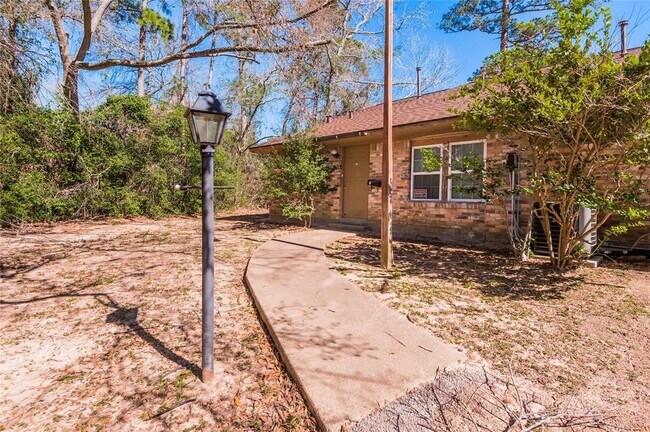 Building Photo - 2800 Lake Rd