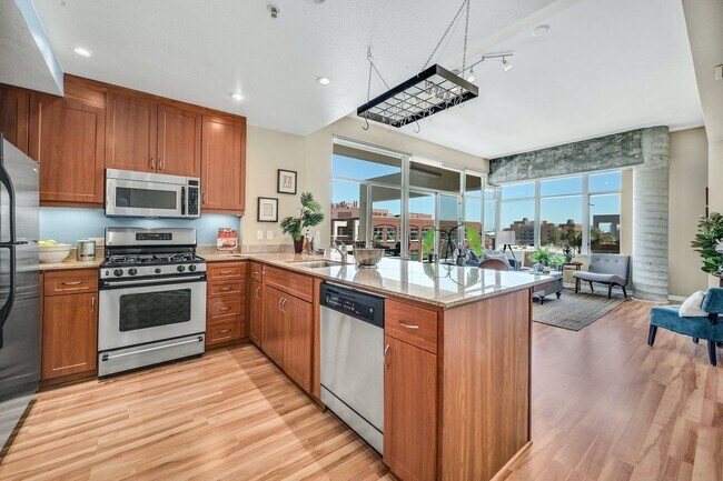 Building Photo - Bright 2 bedroom with open floor plan and spacious terrace!