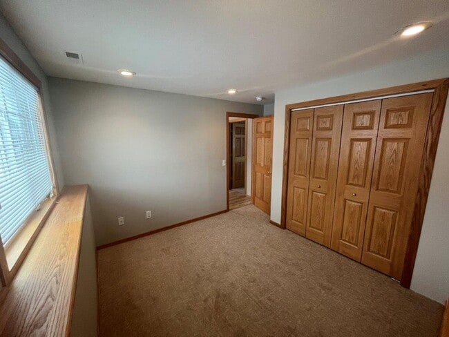 Building Photo - 4 BEDROOM | 2 BATH | DOUBLE CAR GARAGE | RAPID VALLEY