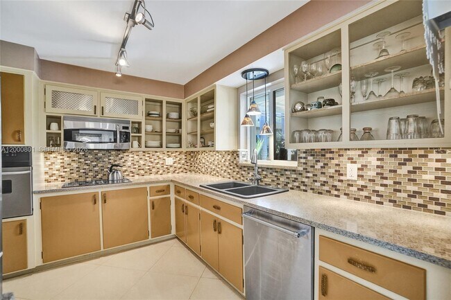 Building Photo - 417 NE 29th St