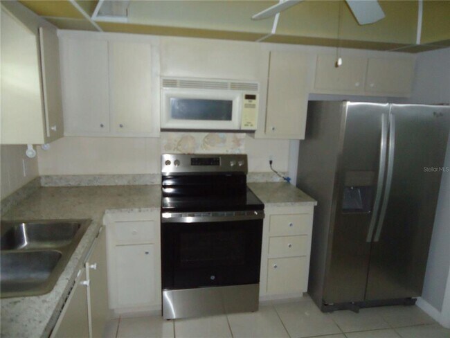 Building Photo - 4550 Cove Cir