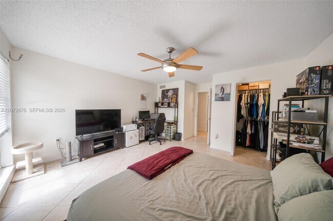 Building Photo - 10826 N Kendall Dr
