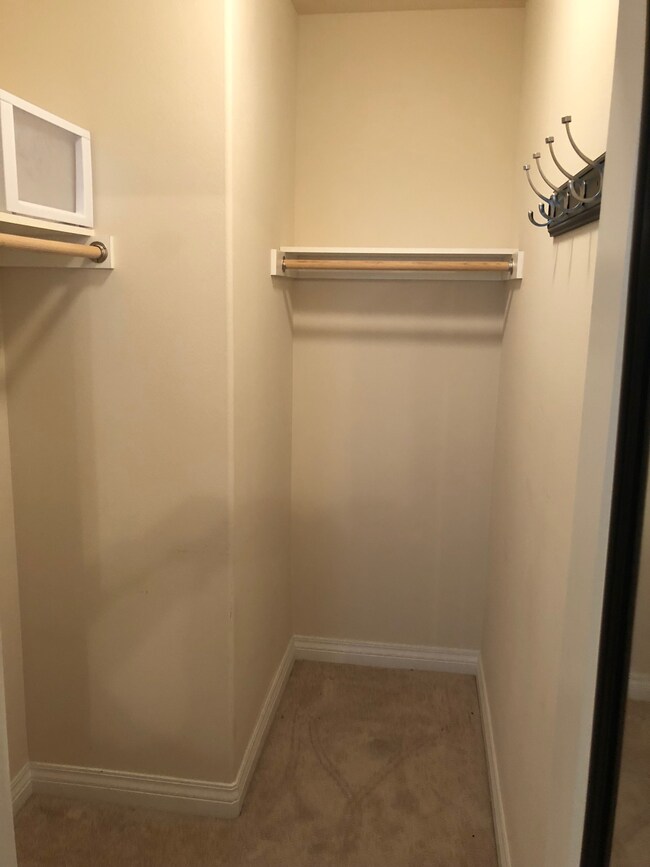 Building Photo - 30 E Lipoa St