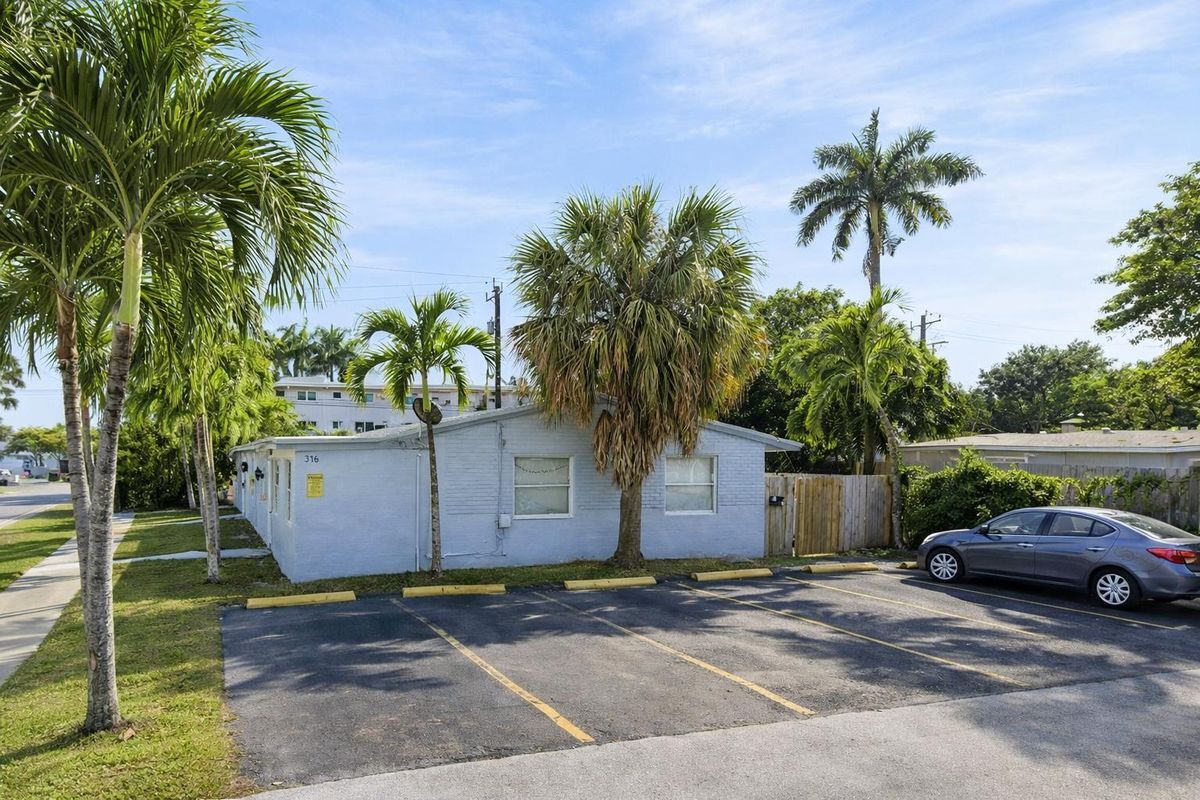 Building Photo - 916 NE 2nd St