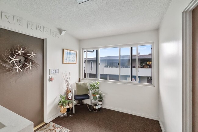 Building Photo - Unbeatable Location! Bright 1 Bed, 1 Bath ...