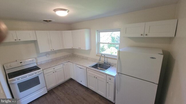 Building Photo - 627 Biggs Ave