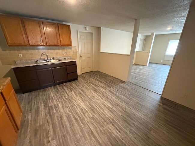 Building Photo - 601 Woodbury-W