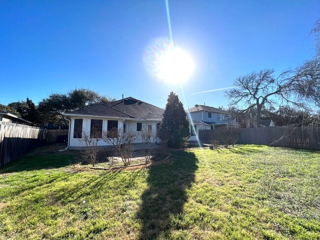 Building Photo - Single Story 4 Bedrooms 2 Bathrooms Home for Rent in Prime Northwest of Austin Location, nearby A...
