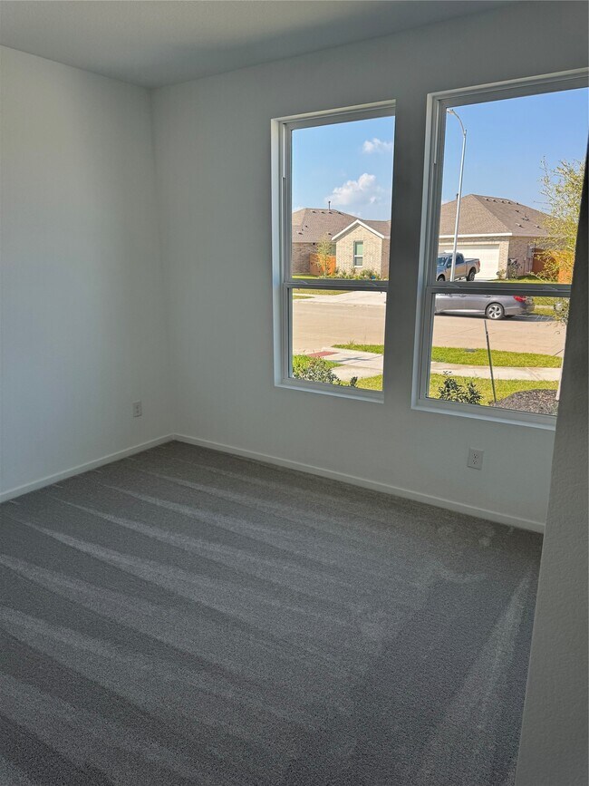 Building Photo - 902 Heaven Dr
