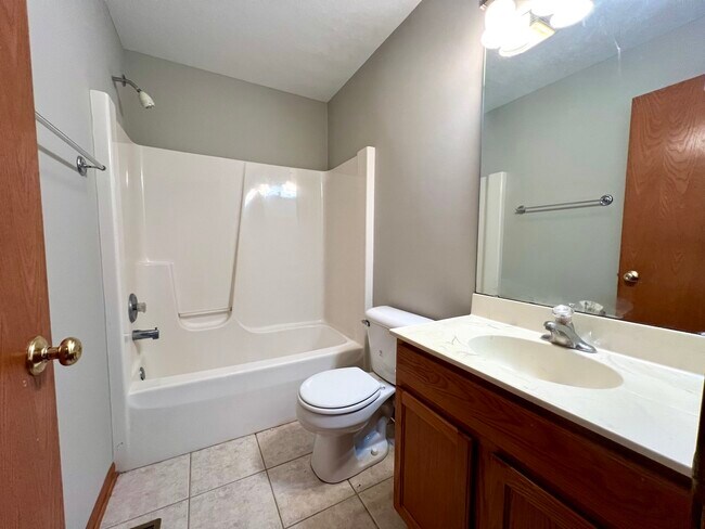 Building Photo - 1172 Rose Dr