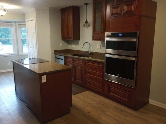 Building Photo - 3 Bedrooms 2.5 Bathrooms