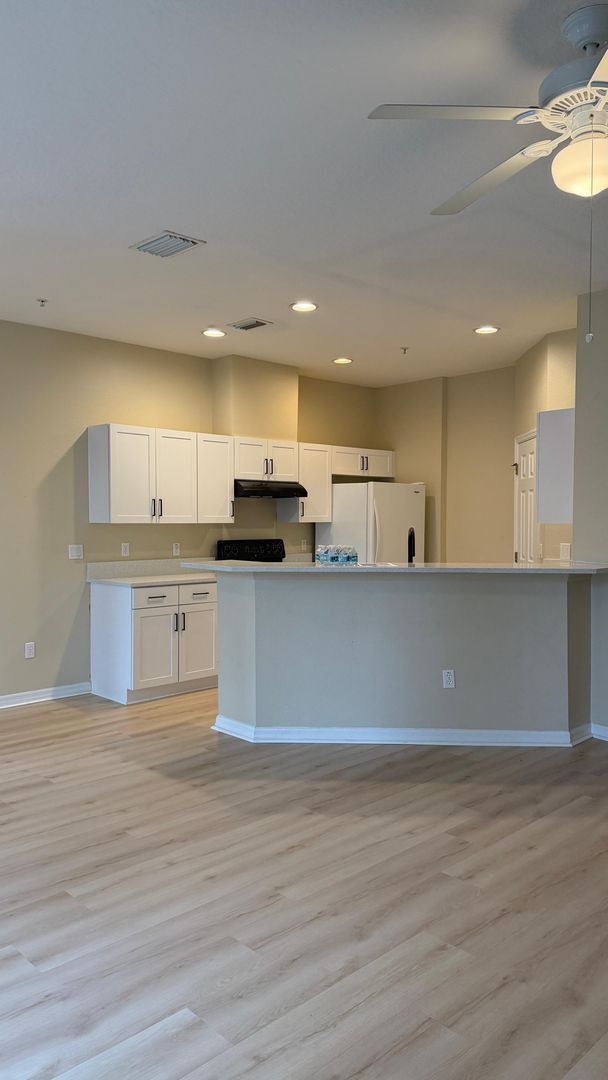 Building Photo - Beautiful 2 bed & 2.5 bath townhome