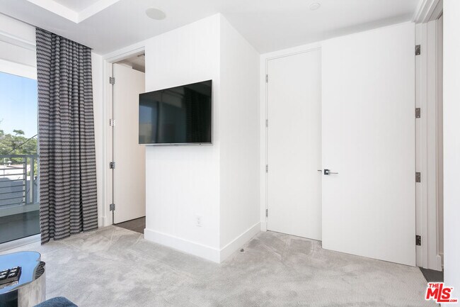 Building Photo - 460 N Palm Dr