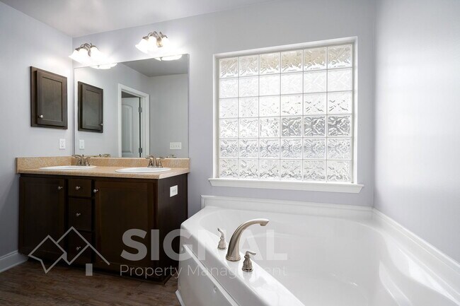 Building Photo - 473 River Crest Dr N