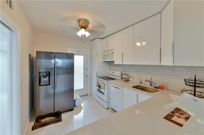 Building Photo - 2751 N Palm Aire Dr