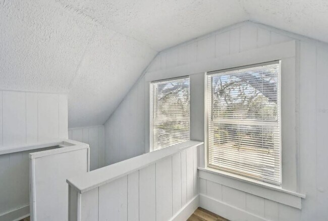 Building Photo - Housing Voucher Accepted: Charming 4-Bedroom Home in Saint Petersburg