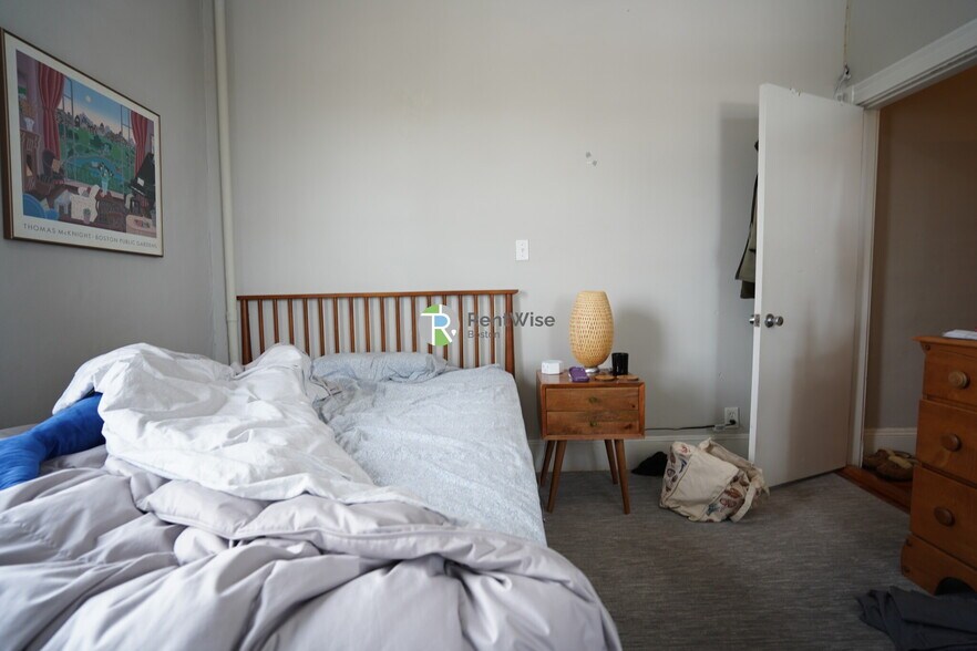 Building Photo - 172 Bigelow St