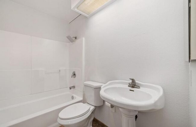 Building Photo - Discover the charm of this top-floor apart...