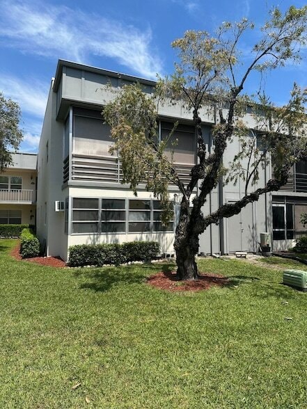 Building Photo - 548 Normandy Ln