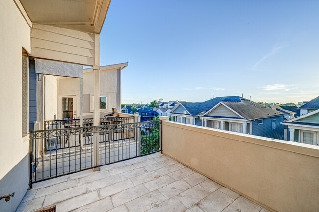 Building Photo - 1325 W 24th St