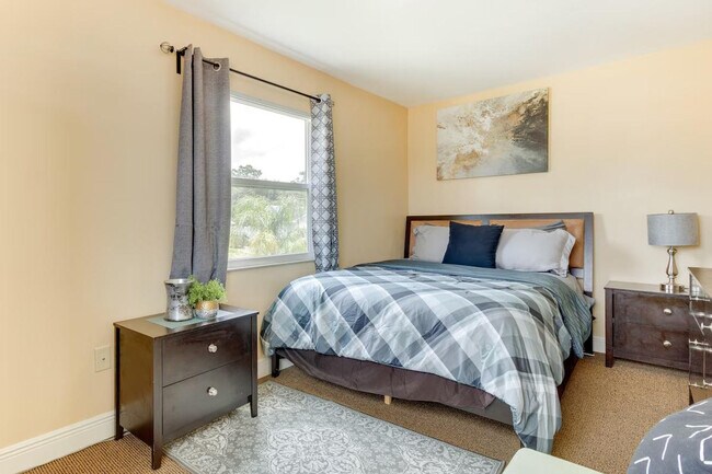 Building Photo - 7232 Lazy Hill Dr