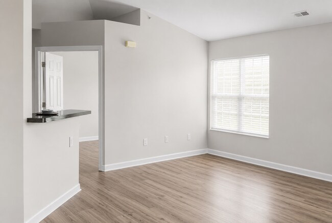 Building Photo - MAINEVILLE - Open concept 2 bed 2 bath condo