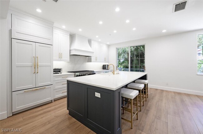 Building Photo - 888 10th St S