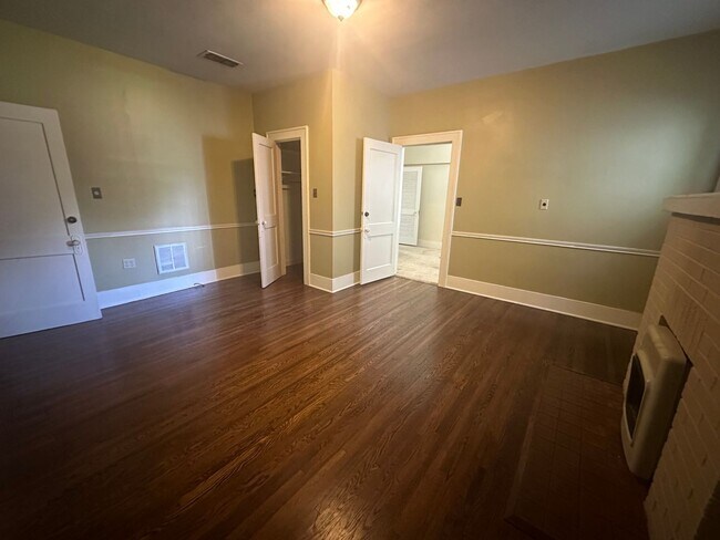 Building Photo - Gorgeous 4 Bedroom Home in South Highland