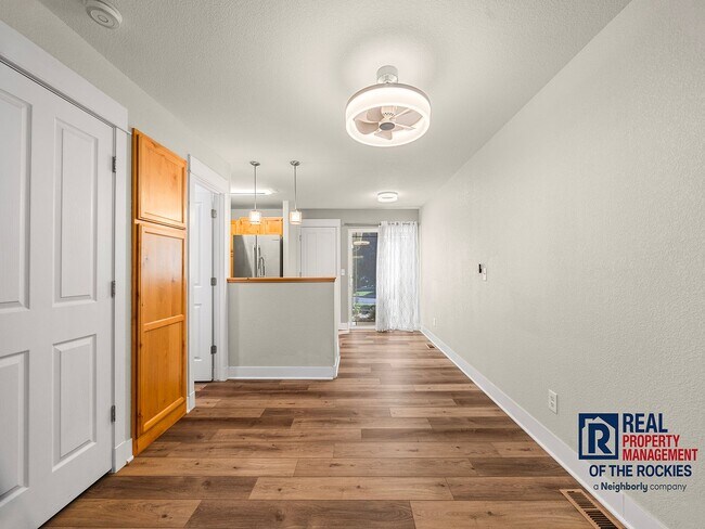 Building Photo - Beautiful 2 Bed 2.5 Bath Townhouse in West...