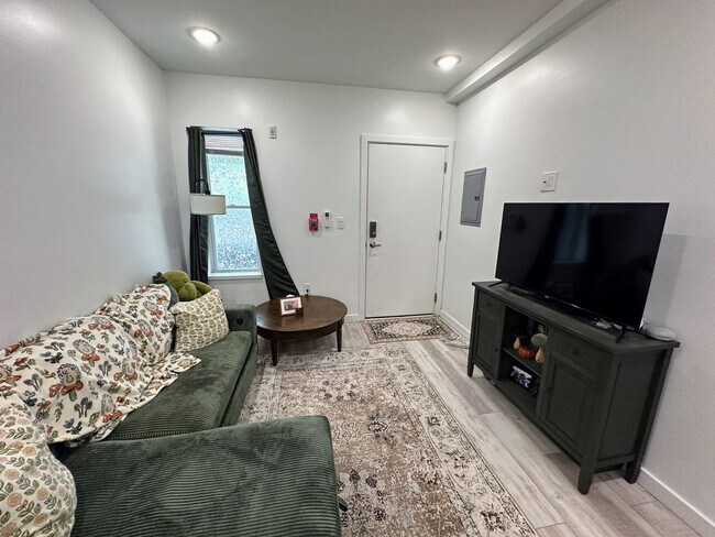 Building Photo - Private fenced yard! Modern, stylish & fully updated apartment!