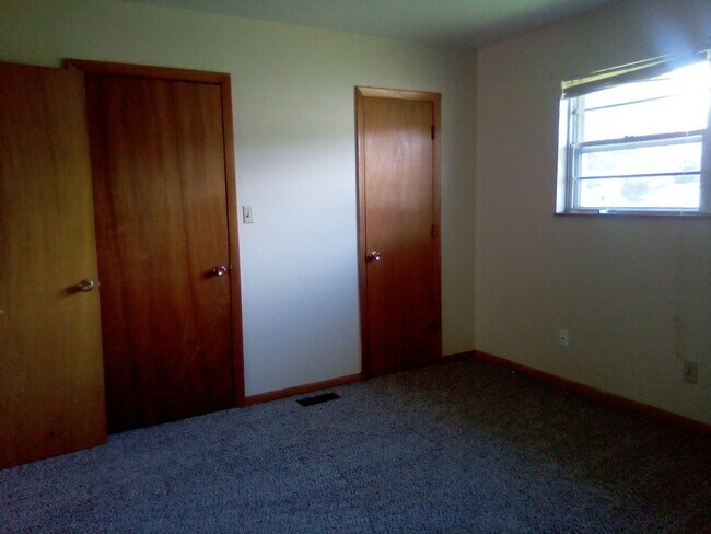 Building Photo - Knoxville 37918 - Beautiful 3 bedroom, 1.5 bath, brick rancher - Call Sharon Arnwine (865) 313-7215