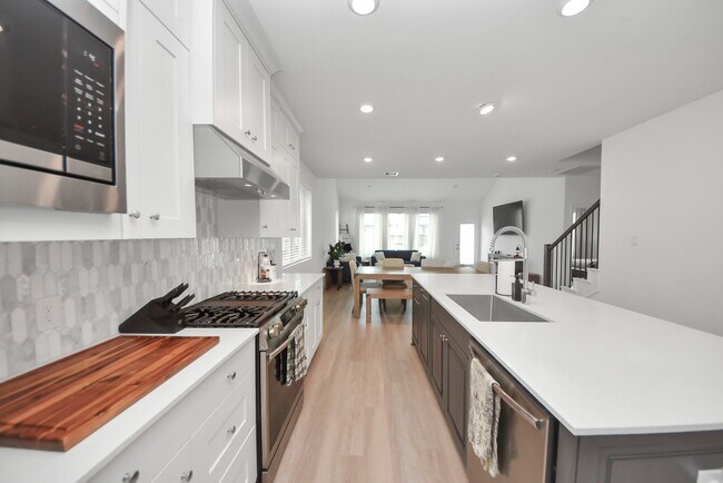 Building Photo - 4946 Sky Blf Dr