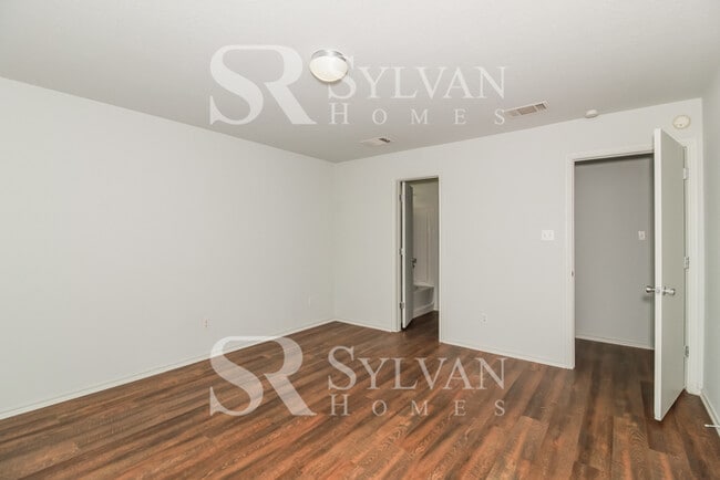 Building Photo - Prepare to fall in love with this 3 bedroom, 2 bathroom home