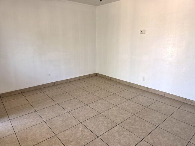 Building Photo - MOVE-IN READY 3 BEDROOM WITH $250 BONUS – ALL TILE & CENTRAL AIR OFFERING $250 GIFT CARE AFTER SU...