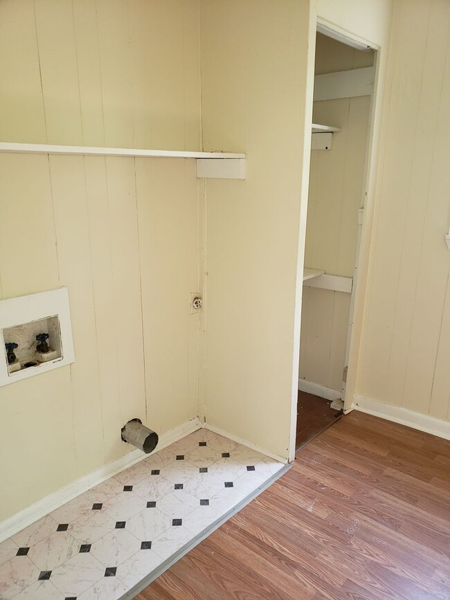 Building Photo - 2 bedroom central air and Heat