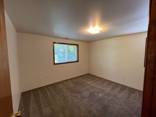 Building Photo - 3 Bedroom Upstairs Condo with Garage