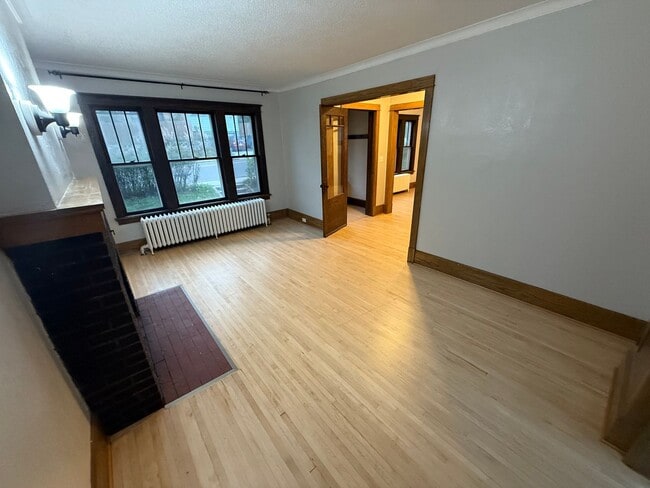Building Photo - 6 bedroom 2 bath