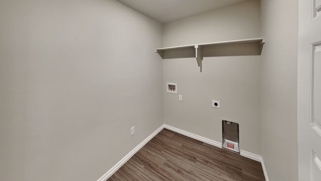 Building Photo - Beautiful LARGE 3 Bedroom 2 Bathroom Home ...