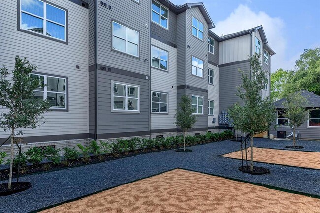 Building Photo - 1620 Oak Tree Dr