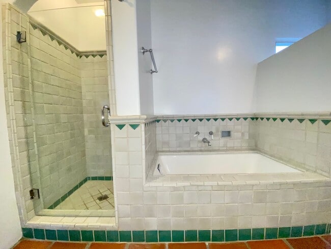 Building Photo - 1414 N Harper Ave