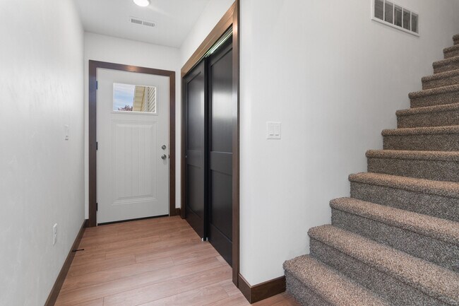 Building Photo - 735 Hoffman Rd