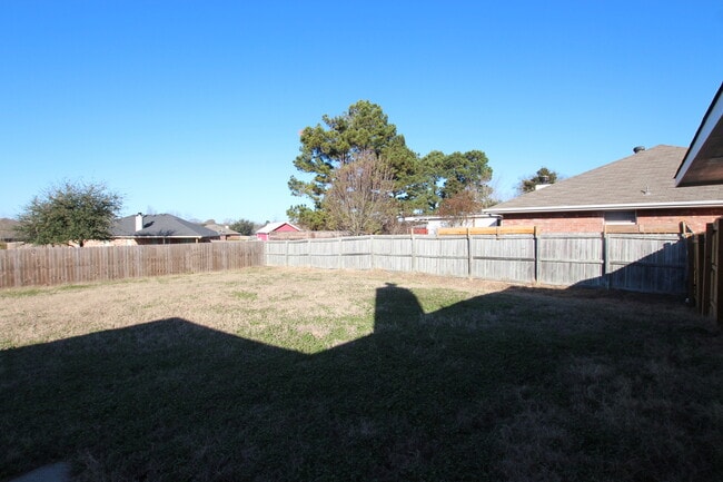 Building Photo - Coming Soon! 3 Bedroom in Flint!
