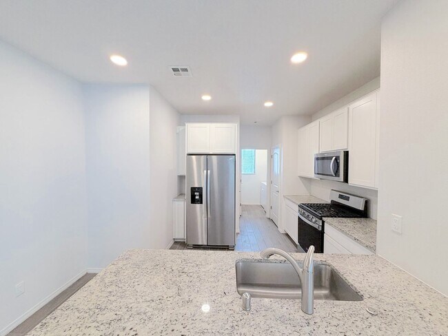Building Photo - Beautiful 3 bed 2 bath home in Enchanted Hills area of Rio Rancho. Refrigerated Air! Near Hwy 550