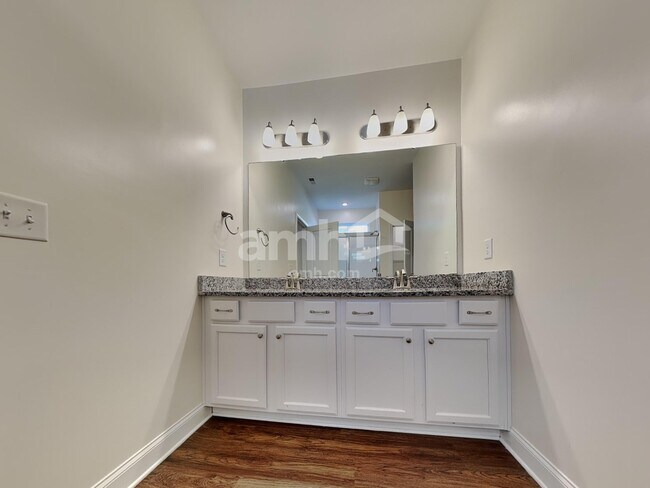 Building Photo - 124 Gregory Dr