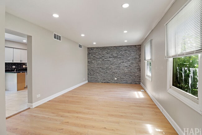 Building Photo - 2208 Kensington Dr
